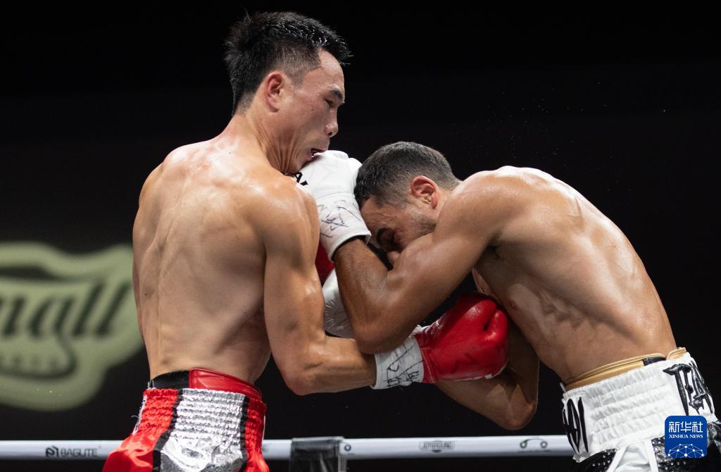 与贝尔梅迪, AA, 羽量级拳王 与贝尔梅迪, AA, 羽量级拳王