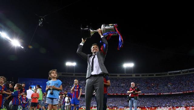 人的身份站, 级的教练 人的身份站, 级的教练