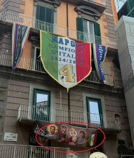 那不勒斯球, 现外